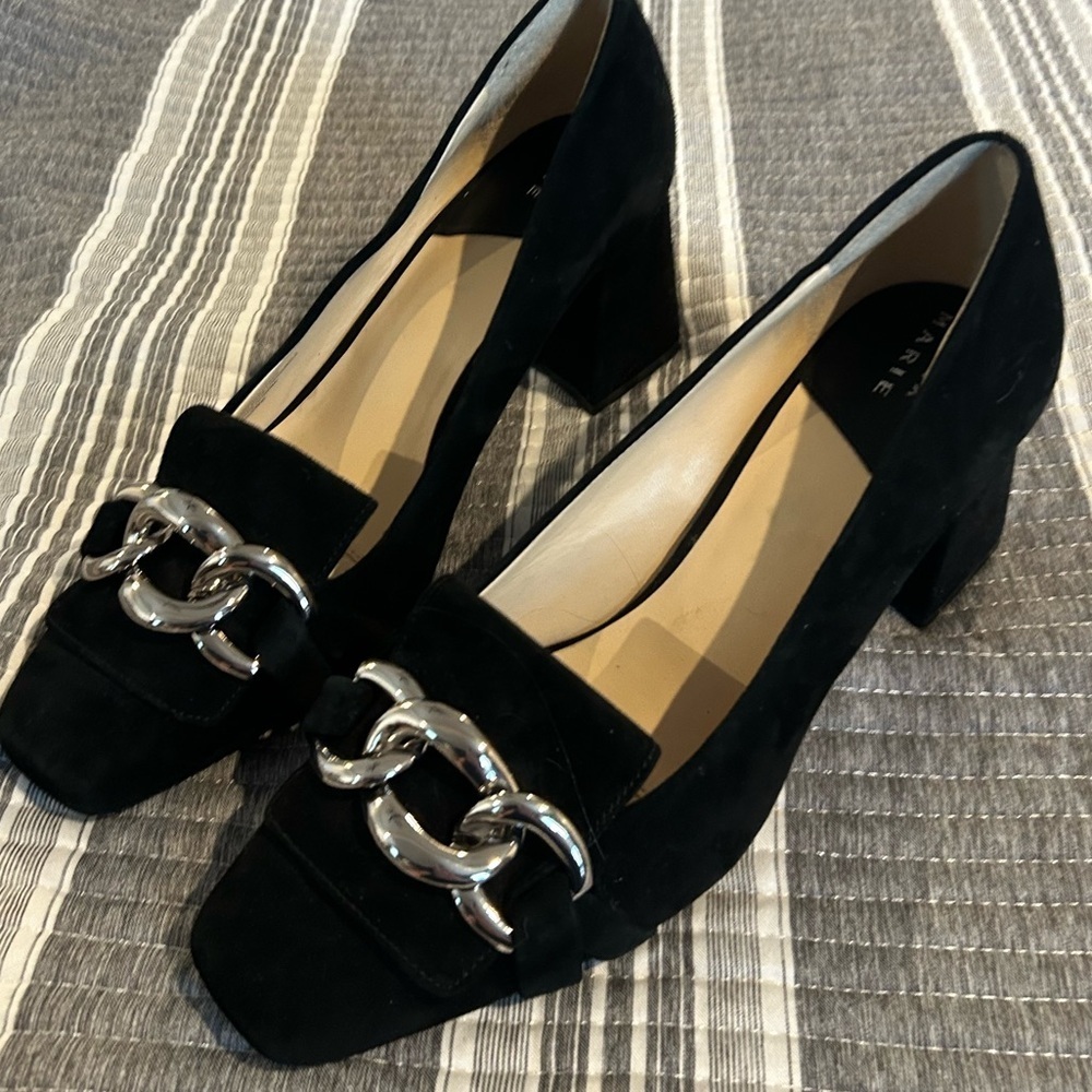 NWT Alex Marie Elegant Black Suede Heels Women’s Size 10 with Silver Chain